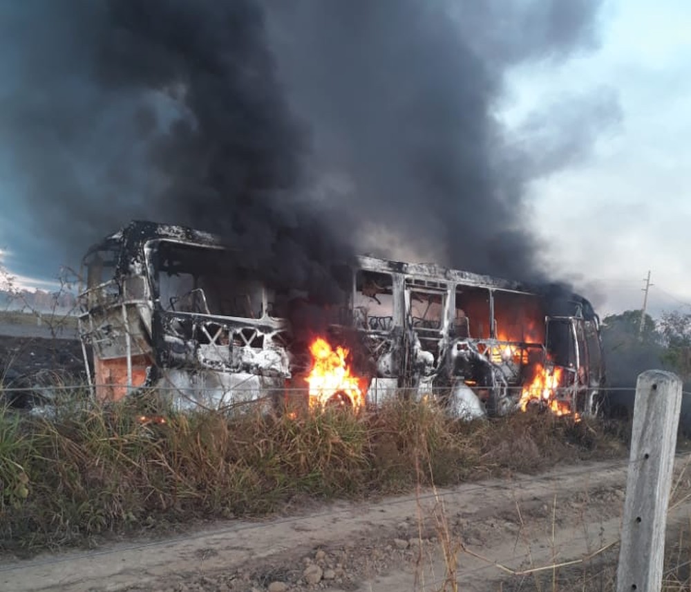 Colisão entre ônibus e caminhão-tanque deixa 4 mortos e 16 feridos na BR-364 Colisão entre ônibus e caminhão-tanque deixa 4 mortos e 16 feridos na BR-364