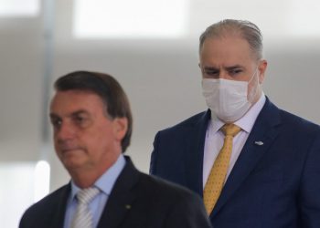 Bolsonaro ignora lista tríplice e reconduz Aras para novo mandato de 2 anos