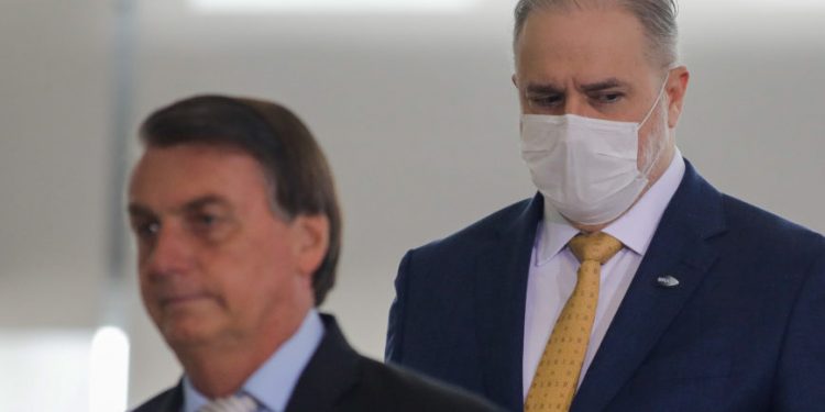 Bolsonaro ignora lista tríplice e reconduz Aras para novo mandato de 2 anos