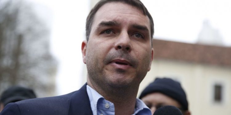 Flávio Bolsonaro vai à PGR contra Renan Calheiros por abuso de autoridade Flávio Bolsonaro vai à PGR contra Renan Calheiros por abuso de autoridade
