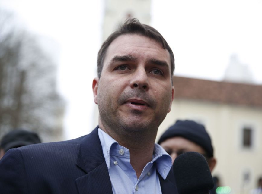Flávio Bolsonaro vai à PGR contra Renan Calheiros por abuso de autoridade Flávio Bolsonaro vai à PGR contra Renan Calheiros por abuso de autoridade