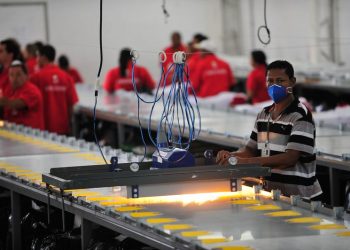 Confiança da indústria segue elevada pelo 3º mês consecutivo, diz CNI