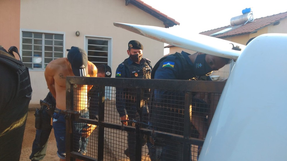 Família é feita refém por criminosos dentro de casa em Porto Velho Família é feita refém por criminosos dentro de casa em Porto Velho