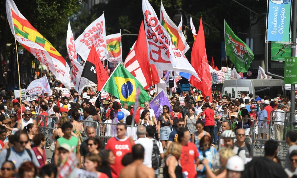 Brasileiros lideram ranking mundial de sensação de viver em ‘país em declínio’ Brasileiros lideram ranking mundial de sensação de viver em ‘país em declínio’