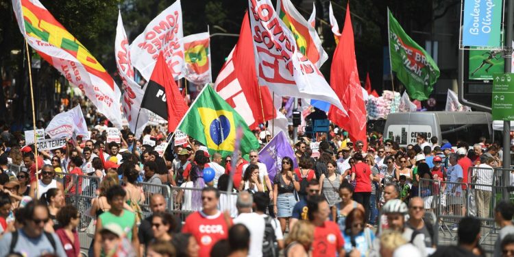 Brasileiros lideram ranking mundial de sensação de viver em ‘país em declínio’