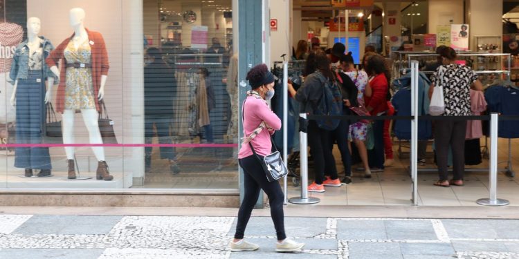 SP aumenta horário do comércio e capacidade de ocupação para 80%