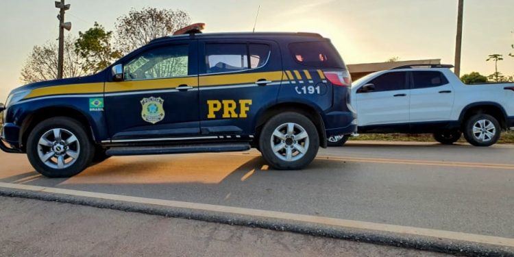 PRF recupera caminhonete roubada menos de 7 horas após o crime