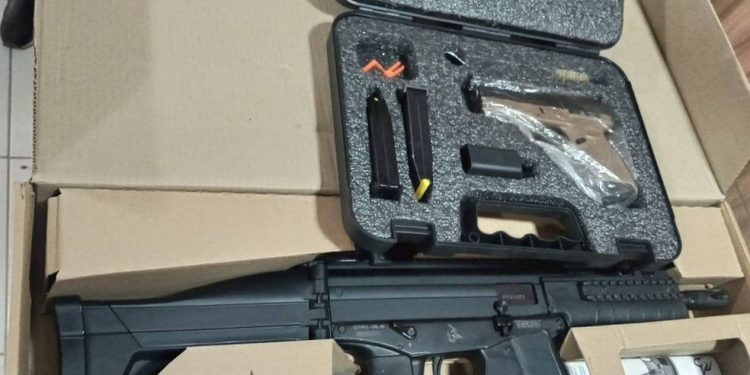 Invasões de terras – Polícia apreende fuzil e cumpre 15 mandados de prisão em Rondônia