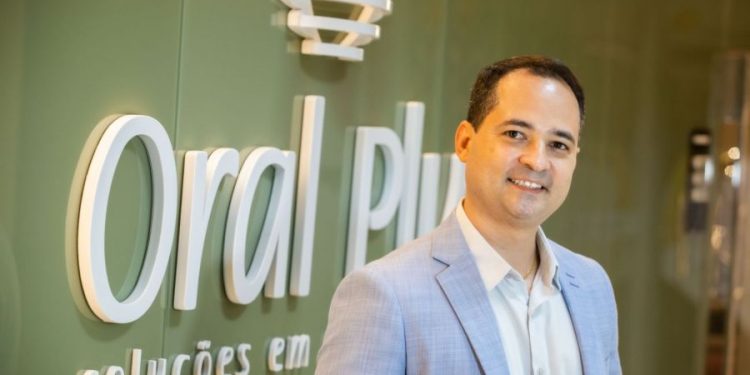 Dentista Dr. Esdras Guimarães ressalta a importância do tratamento preventivo Dentista Dr. Esdras Guimarães ressalta a importância do tratamento preventivo