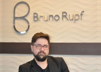 Hairstylist Bruno Rupf coordena em BH a ação social, que a beleza combate a violência doméstica