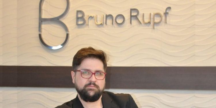 Hairstylist Bruno Rupf coordena em BH a ação social, que a beleza combate a violência doméstica Hairstylist Bruno Rupf coordena em BH a ação social, que a beleza combate a violência doméstica