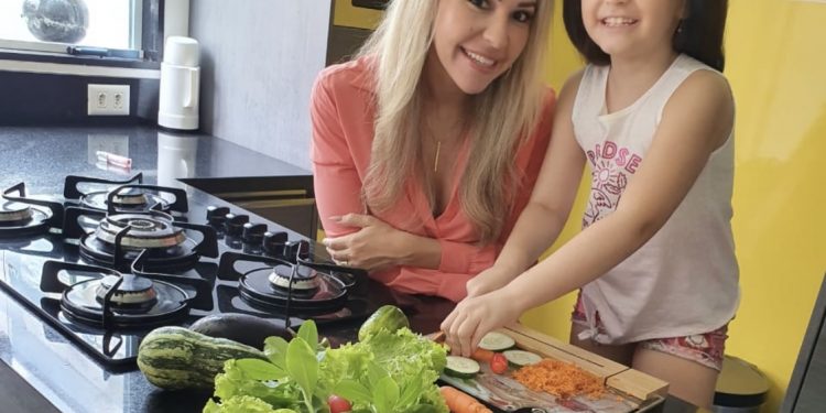 Nutricionista dá dicas para facilitar a introdução alimentar dos pequenos: “descascar mais e desembalar menos”
