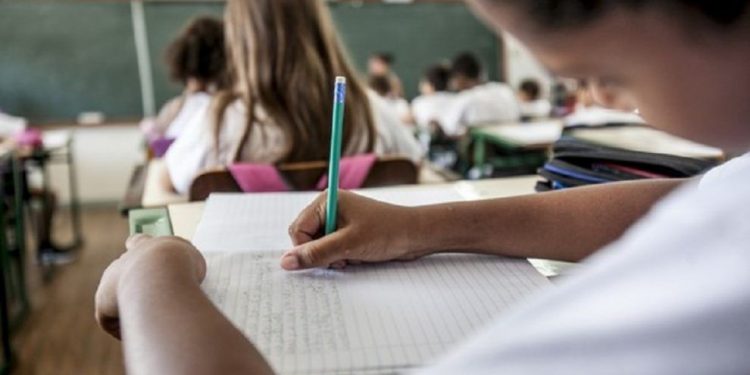 Trabalhadores da educação decidem não retomar aulas presenciais em agosto