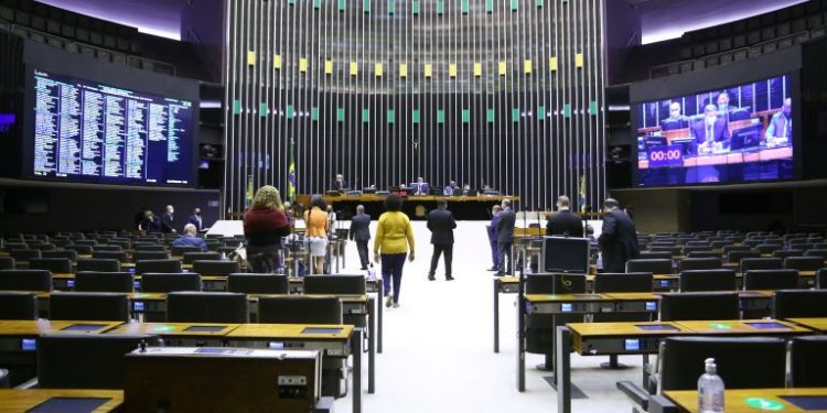 Câmara aprova projeto que permite a privatização dos Correios
