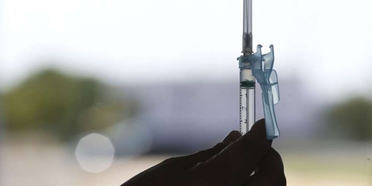 Chilenos vacinados com CoronaVac terão dose de reforço