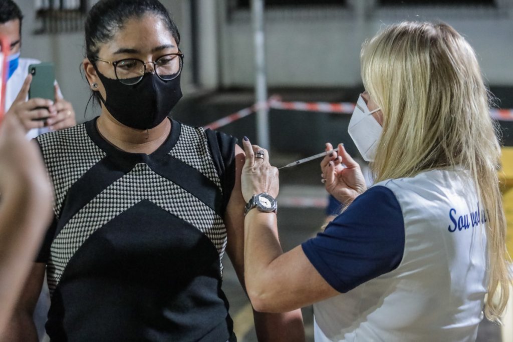Drive-thru atende população com primeira e segunda dose nesta sexta-feira Drive-thru atende população com primeira e segunda dose nesta sexta-feira
