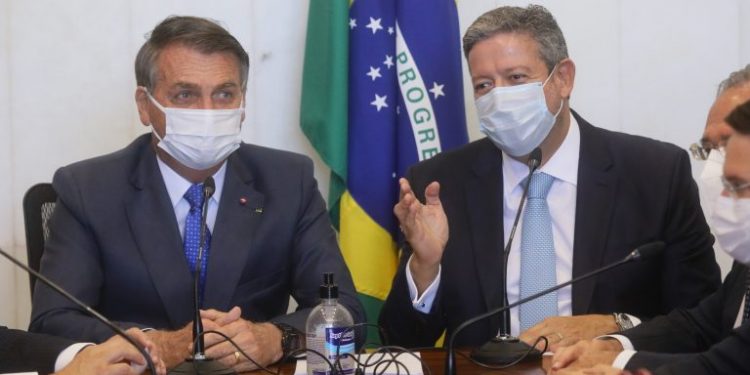 Bolsonaro entrega a Arthur Lira Medida Provisória que muda o nome do Bolsa Família