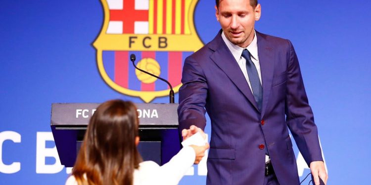 Torcedor do Barcelona aciona Justiça para impedir ida de Messi para o PSG Torcedor do Barcelona aciona Justiça para impedir ida de Messi para o PSG