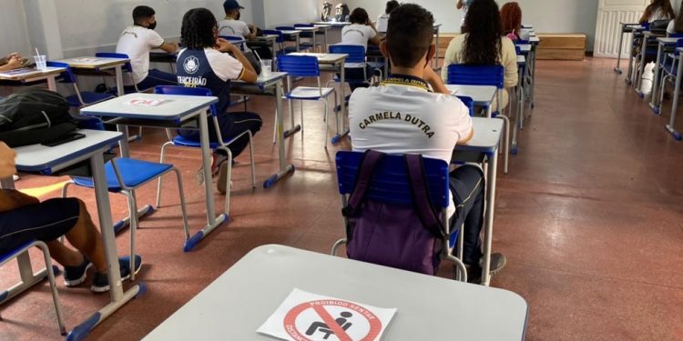 Milhares de alunos voltam às aulas presenciais em Rondônia Milhares de alunos voltam às aulas presenciais em Rondônia
