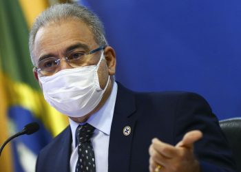 Vacinação de reforço contra covid-19 deve começar por idosos, diz ministro