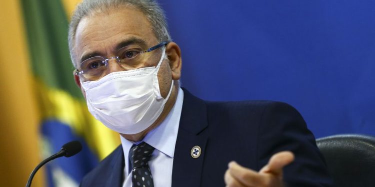 Vacinação de reforço contra covid-19 deve começar por idosos, diz ministro