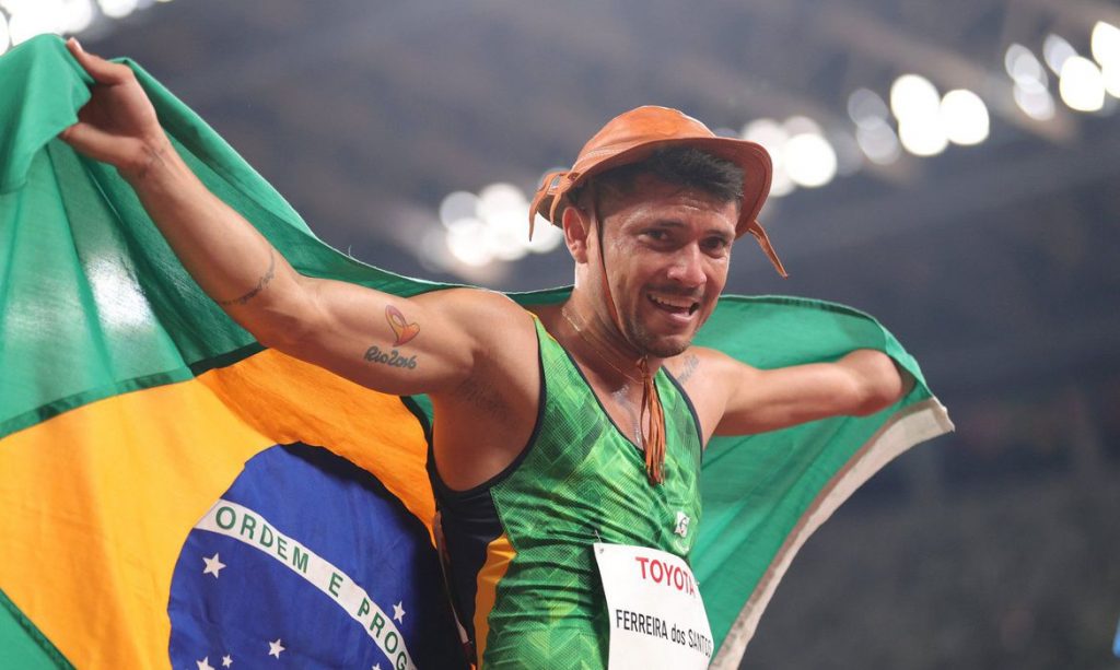 Petrúcio Ferreira é bicampeão nos 100m e quebra recorde na Tóquio 2020 Petrúcio Ferreira é bicampeão nos 100m e quebra recorde na Tóquio 2020