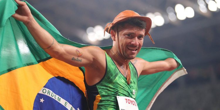 Petrúcio Ferreira é bicampeão nos 100m e quebra recorde na Tóquio 2020