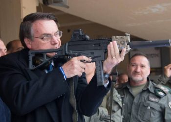 Bolsonaro volta a defender que toda população compre fuzis