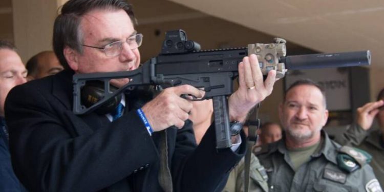 Bolsonaro volta a defender que toda população compre fuzis