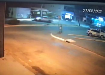 Motorista perde controle de caminhonete, bate em carros e derruba poste, em Ariquemes