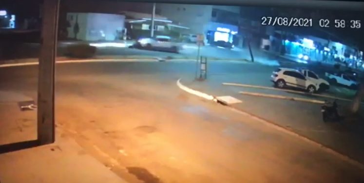 Motorista perde controle de caminhonete, bate em carros e derruba poste, em Ariquemes Motorista perde controle de caminhonete, bate em carros e derruba poste, em Ariquemes