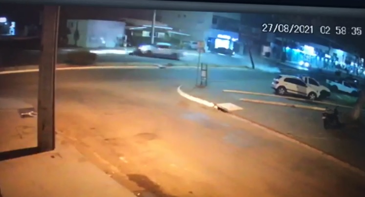 Motorista perde controle de caminhonete, bate em carros e derruba poste, em Ariquemes Motorista perde controle de caminhonete, bate em carros e derruba poste, em Ariquemes