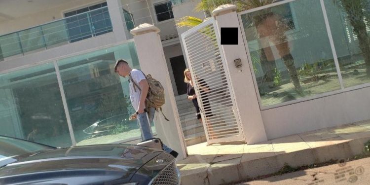 Ex-esposa e filho de Bolsonaro se mudam para mansão milionária em Brasília; aluguel custa em torno de R$ 15 mil mensal, valor é incompatível com a renda dela Ex-esposa e filho de Bolsonaro se mudam para mansão milionária em Brasília; aluguel custa em torno de R$ 15 mil mensal, valor é incompatível com a renda dela