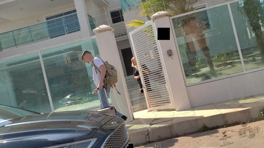 Ex-esposa e filho de Bolsonaro se mudam para mansão milionária em Brasília; aluguel custa em torno de R$ 15 mil mensal, valor é incompatível com a renda dela Ex-esposa e filho de Bolsonaro se mudam para mansão milionária em Brasília; aluguel custa em torno de R$ 15 mil mensal, valor é incompatível com a renda dela