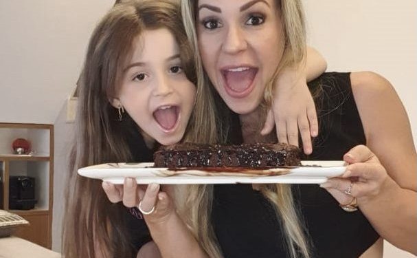 Dia das Crianças: Confira receita de bolo de chocolate saudável para fazer com os filhos em casa Dia das Crianças: Confira receita de bolo de chocolate saudável para fazer com os filhos em casa
