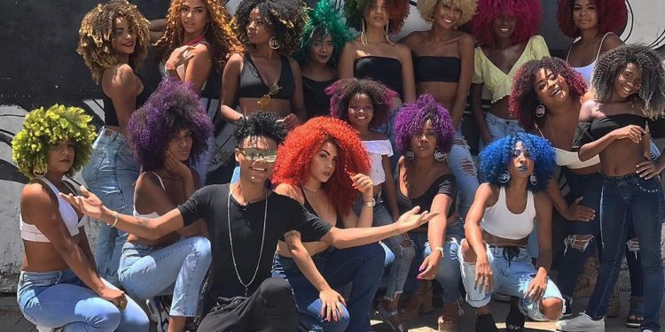 Especialista em cachos atende gratuitamente crianças de comunidades vítimas de bullying por causa do cabelo