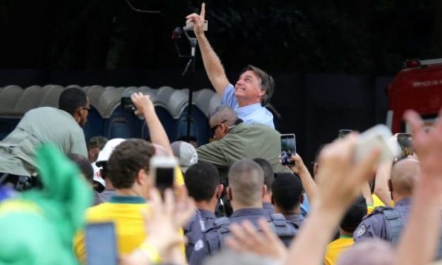 Bolsonaro diz que “nunca será preso” por “canalhas”