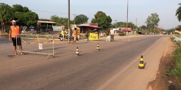 Caminhoneiros bloqueiam acesso a distribuidora e combustível pode faltar em Rondônia