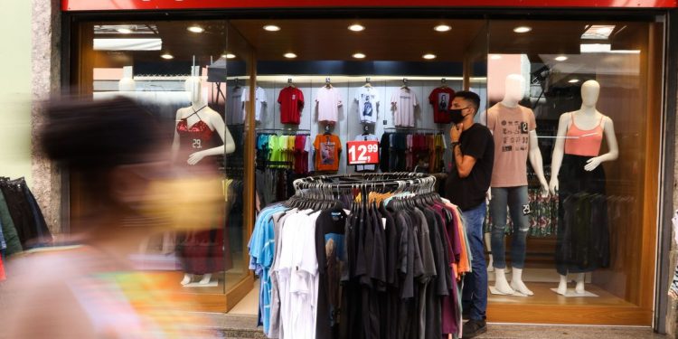 Comércio cresce 1,2% em julho e atinge patamar recorde, diz IBGE Comércio cresce 1,2% em julho e atinge patamar recorde, diz IBGE