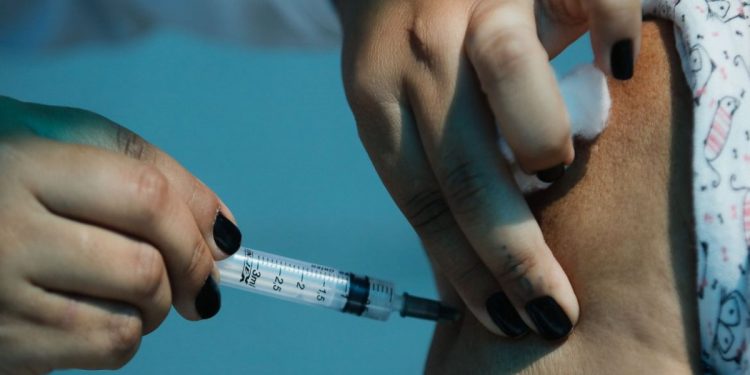 Misturar Pfizer e AstraZeneca é extremamente seguro e eficaz, diz infectologista Misturar Pfizer e AstraZeneca é extremamente seguro e eficaz, diz infectologista