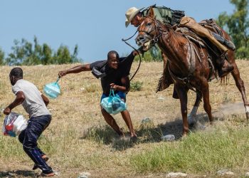 Guardas de fronteira dos EUA usam chicotes e cavalos contra imigrantes ilegais