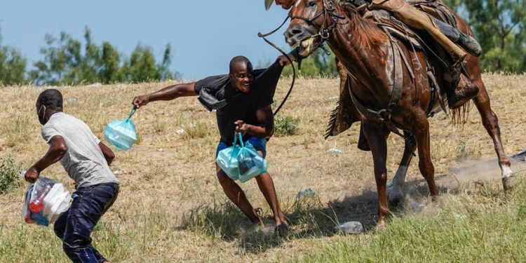 Guardas de fronteira dos EUA usam chicotes e cavalos contra imigrantes ilegais