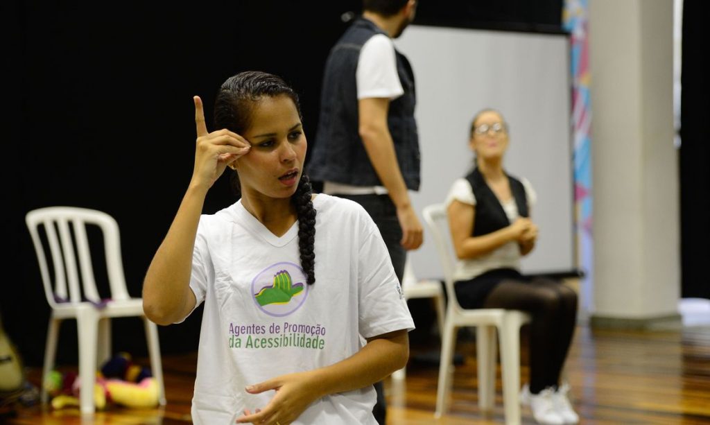 Surdos defendem Libras como segundo idioma oficial do Brasil Surdos defendem Libras como segundo idioma oficial do Brasil
