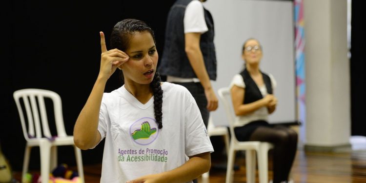 Surdos defendem Libras como segundo idioma oficial do Brasil Surdos defendem Libras como segundo idioma oficial do Brasil