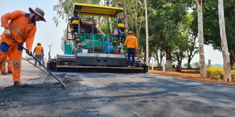DER inicia a pavimentação asfáltica na ciclovia na RO-479 em Rolim de Moura