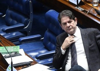 Senador freta avião particular por R$ 54 mil e pede reembolso no Senado