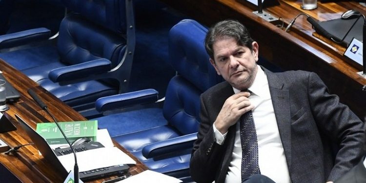 Senador freta avião particular por R$ 54 mil e pede reembolso no Senado