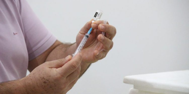 Rondônia inicia aplicação da dose de reforço para profissionais da Saúde Rondônia inicia aplicação da dose de reforço para profissionais da Saúde