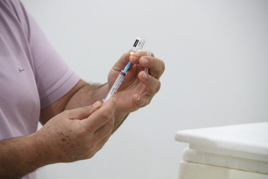 Rondônia inicia aplicação da dose de reforço para profissionais da Saúde Rondônia inicia aplicação da dose de reforço para profissionais da Saúde