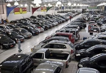Sem carro zero no mercado, preço de usados dispara até 20%